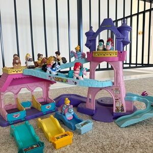 Klip klop castle fisher price little people 10 characters